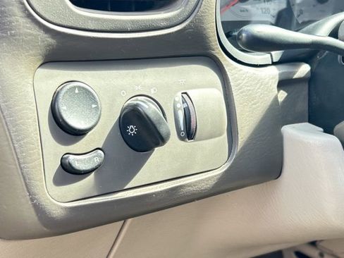 Used 2006 Chrysler Town & Country Touring image 32