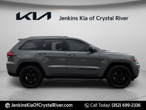 Used 2019 Jeep Grand Cherokee Laredo AWD/4WD image 4
