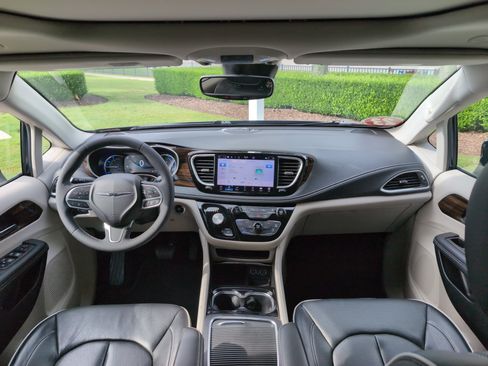 Used 2023 Chrysler Pacifica Limited FWD image 29