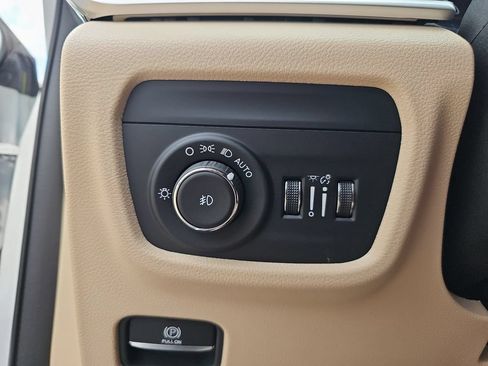 Used 2023 Jeep Grand Cherokee Limited AWD/4WD image 25