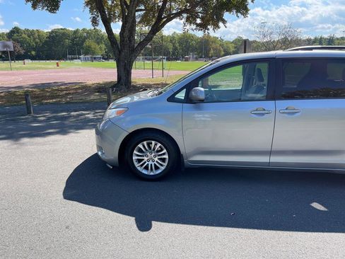Used 2012 Toyota Sienna XLE image 38