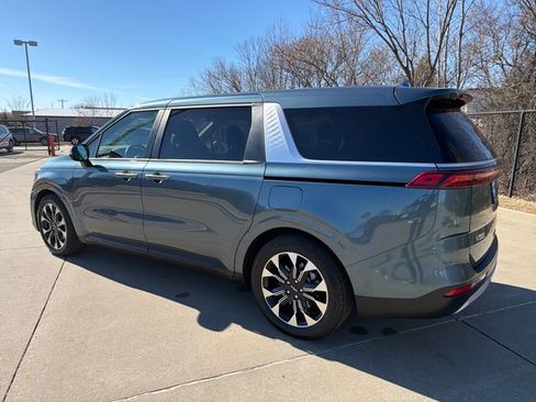 Used 2024 Kia Carnival EX image 3