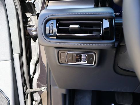 Used 2025 Lincoln Aviator AWD image 29