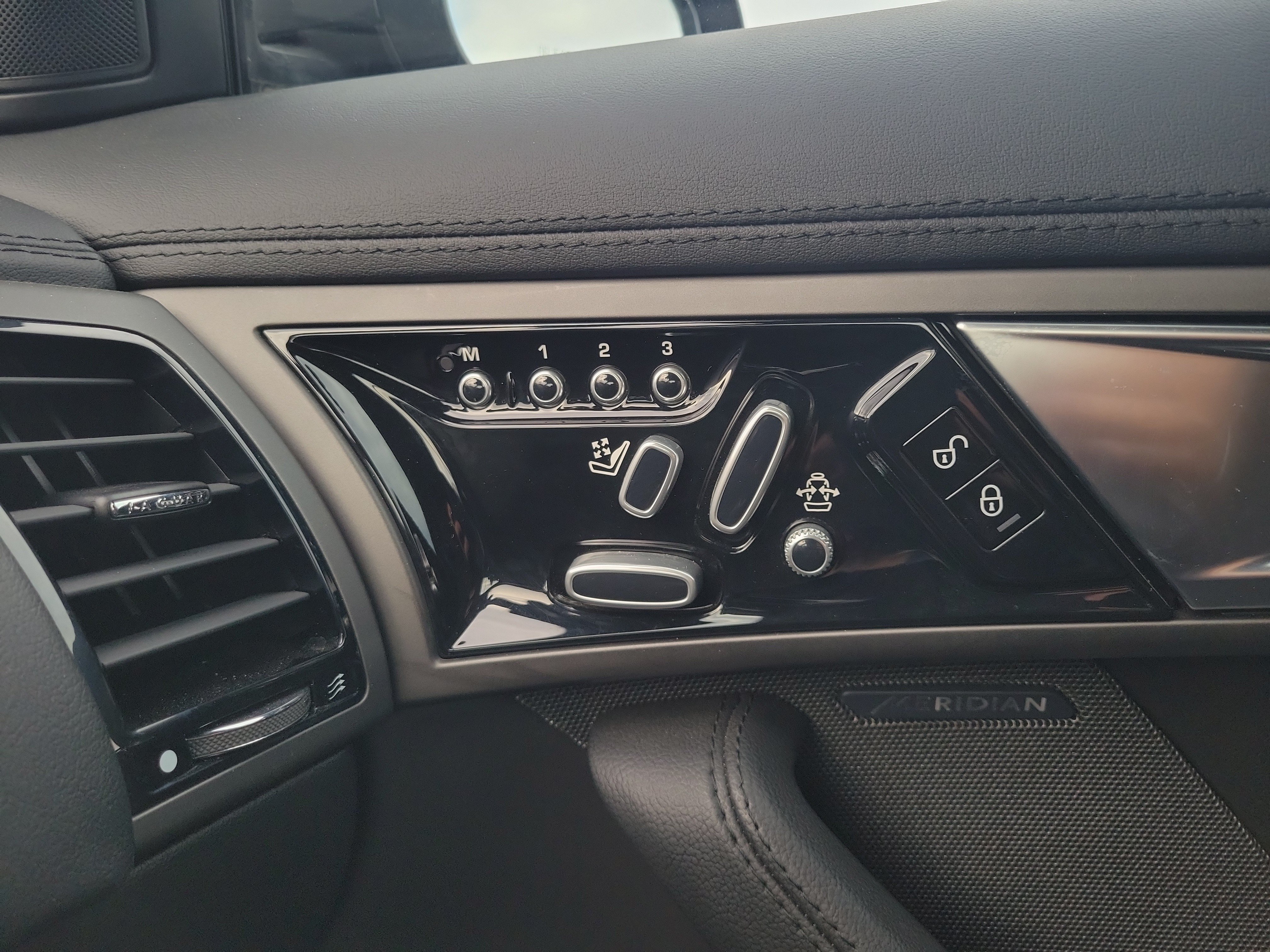 Used 2014 Jaguar F-TYPE Convertible RWD image 20