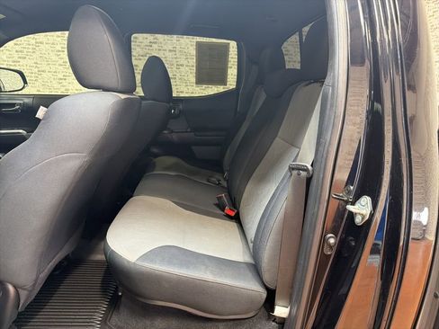 Used 2020 Toyota Tacoma TRD Off-Road w/ Technology Package image 13