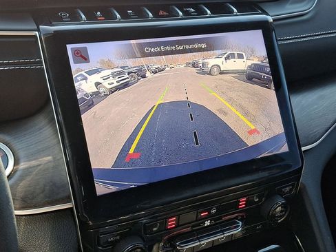 Used 2023 Jeep Grand Cherokee Limited w/ Black Appearance Package image 19