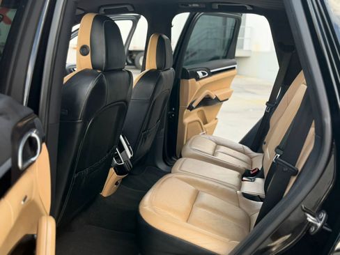 Used 2016 Porsche Cayenne w/ Premium Package AWD/4WD image 19
