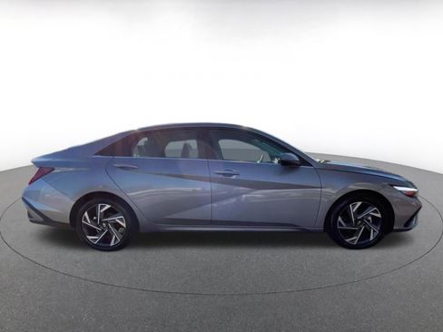 Used 2025 Hyundai Elantra Limited image 16