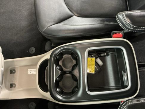 Used 2024 Chrysler Pacifica Touring-L FWD image 8