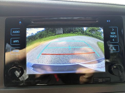 Used 2017 Toyota Sienna SE w/ SE Preferred Package FWD image 17