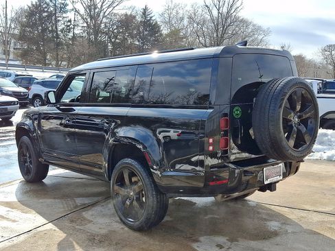 Used 2024 Land Rover Defender 130 X-Dynamic SE image 4