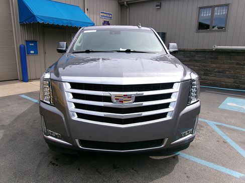 Used 2019 Cadillac Escalade Luxury image 2