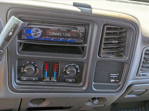 Used 2006 GMC Sierra 2500 SLE w/ Onstar Plus Package AWD/4WD image 11