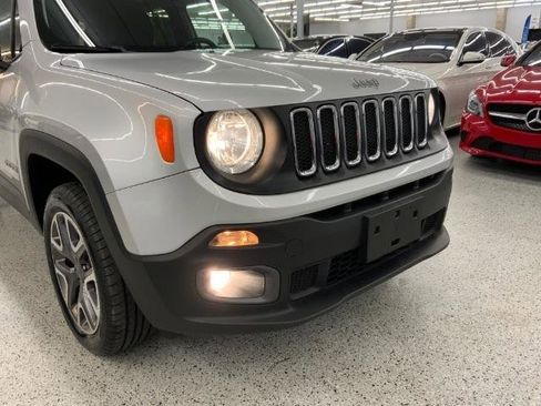 Used 2017 Jeep Renegade Latitude w/ Cold Weather Group image 38