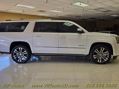 Used 2020 GMC Yukon XL Denali w/ Denali Premium Package AWD/4WD image 5