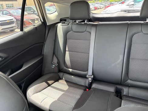 Used 2025 Chevrolet Trax LT FWD image 38