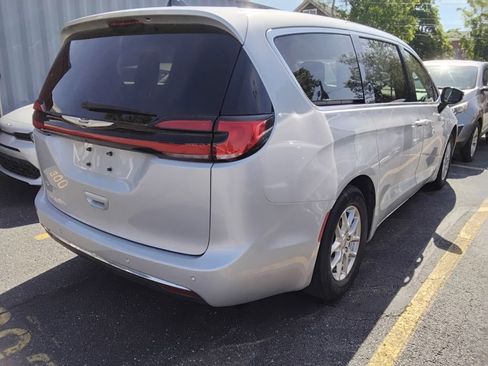 Used 2024 Chrysler Pacifica Touring-L FWD image 7