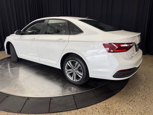 Used 2024 Volkswagen Jetta SE w/ Panoramic Sunroof Package image 5