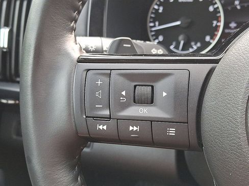Used 2025 Nissan Pathfinder SL AWD/4WD image 17