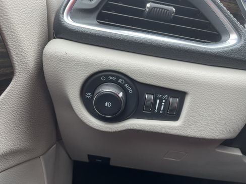 Used 2023 Chrysler Pacifica Limited FWD image 25
