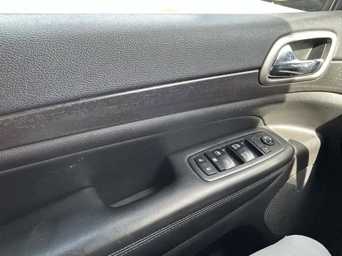 Used 2018 Jeep Grand Cherokee Laredo AWD/4WD image 28