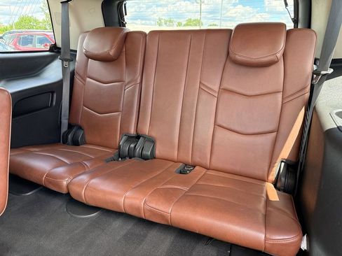 Used 2018 Cadillac Escalade Luxury AWD/4WD image 24