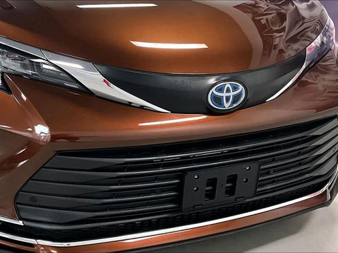 Used 2022 Toyota Sienna XLE image 31