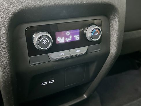 Used 2025 Chevrolet Traverse LT image 27