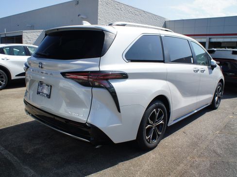 Used 2026 Toyota Sienna Platinum AWD/4WD image 5