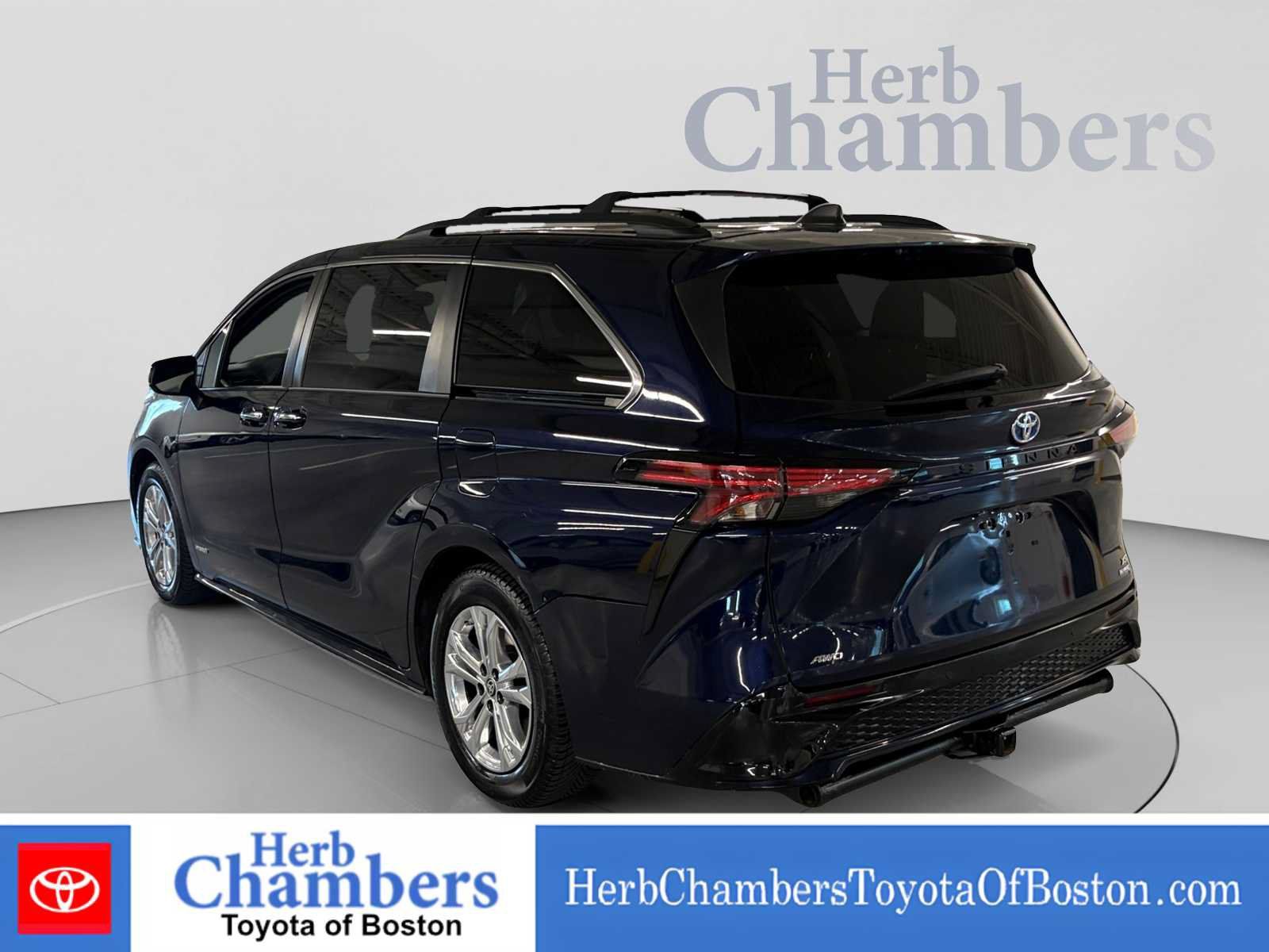 Used 2021 Toyota Sienna XSE w/ XSE Plus Package AWD/4WD image 3