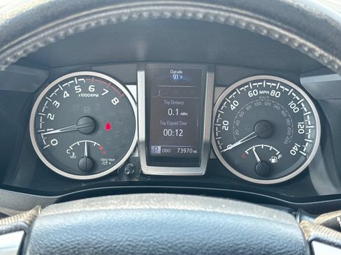 Used 2018 Toyota Tacoma SR5 AWD/4WD image 17