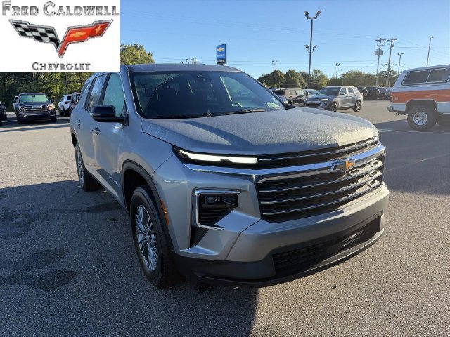 Used 2026 Chevrolet Traverse LT FWD image 1