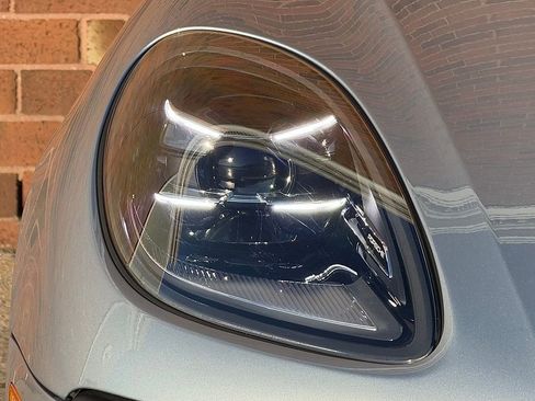 Certified 2025 Porsche Macan image 12