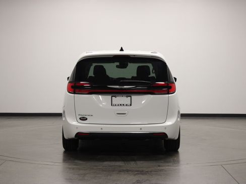 Used 2023 Chrysler Pacifica Touring-L FWD image 7