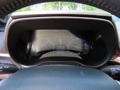 Used 2025 Toyota Sienna Platinum AWD/4WD image 31