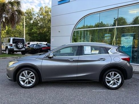 Used 2017 INFINITI QX30 Premium w/ Navigation Package FWD image 2
