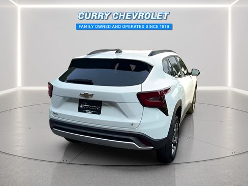 Used 2024 Chevrolet Trax LT w/ Sunroof Package FWD image 15