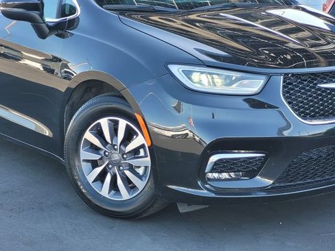 Used 2023 Chrysler Pacifica Touring-L FWD image 3