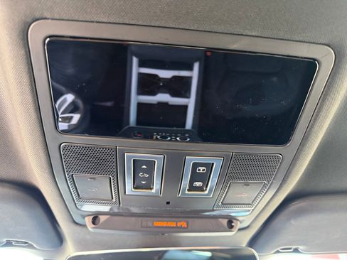 Used 2025 Land Rover Defender 90 S image 19