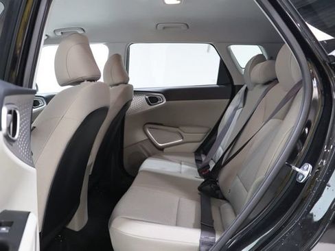 Used 2025 Kia Soul LX w/ LX Technology Package FWD image 29