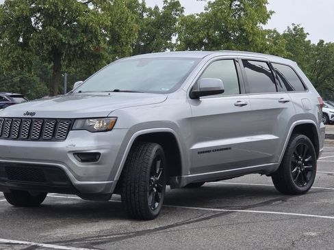 Used 2018 Jeep Grand Cherokee Altitude AWD/4WD image 4