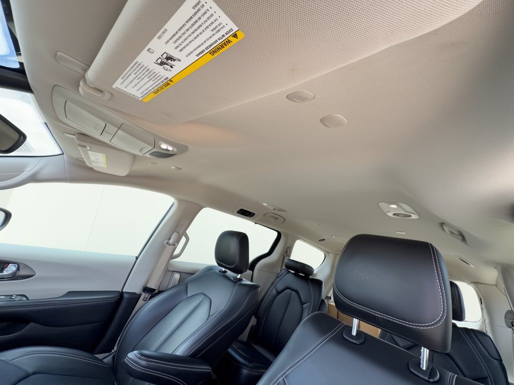 Used 2024 Chrysler Pacifica Touring-L FWD image 27