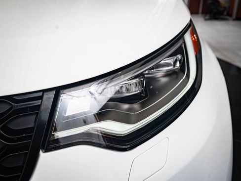 Used 2023 Land Rover Discovery S R-Dynamic image 15