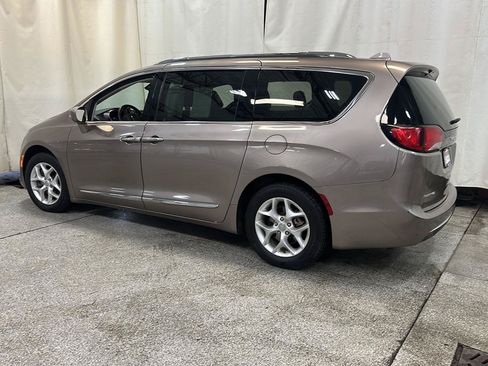Used 2018 Chrysler Pacifica Touring-L Plus w/ Tire & Wheel Group FWD image 3