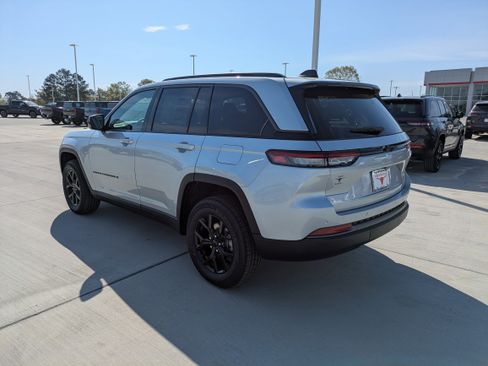 New 2026 Jeep Grand Cherokee Altitude RWD image 5