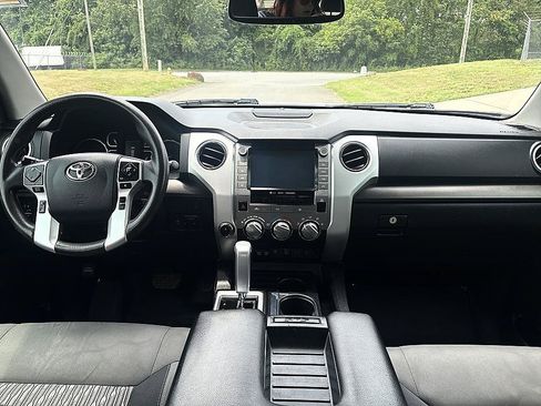 Used 2020 Toyota Tundra SR5 w/ SR5 Convenience Package AWD/4WD image 16