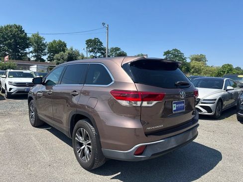 Used 2019 Toyota Highlander Plus AWD/4WD image 3
