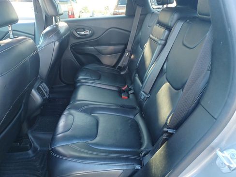 Used 2017 Jeep Cherokee Limited image 7