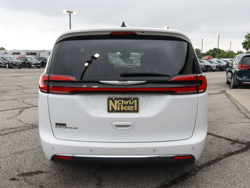 Used 2023 Chrysler Pacifica Touring-L FWD image 5
