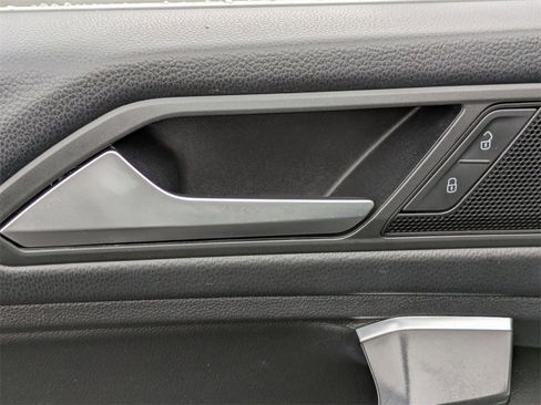 Used 2023 Volkswagen Taos SE w/ Panoramic Sunroof Package image 11